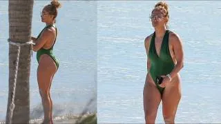 Thumbnail: Jennifer Lopez Looks Amazing In Swimsuit At The Beach