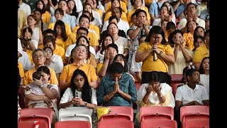 Thumbnail: Congregants welcome Pope Francis with 'Kallang Wave' at papal mass also attended by PM Wong