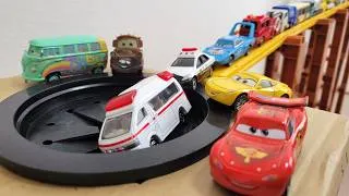 Thumbnail: カーズミニカー☆車のおもちゃが坂道走って穴に落ちる！Toy Car Goes down a Slope and Falls into a Hole!