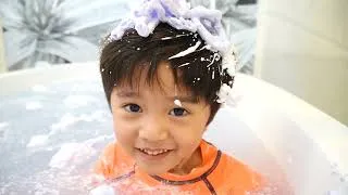 Thumbnail: TRAVIS & ARIANA BUBBLE BATH TIME | Travis in WONDERLAND