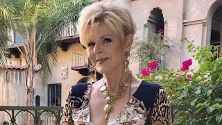 Thumbnail: Natural Older Women Over 50 60 | Chic & Stylish Outfit Ideas