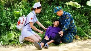 Thumbnail: A touching moment: the young soldier and the nurse saved the old woman's life.