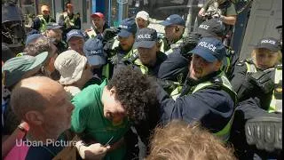 Thumbnail: Battle of Brighton! Cop 'RIPS hair out' as scuffles erupt between ‘SE Patriots’ & counter-protesters