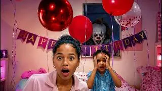 Thumbnail: PENNYWISE N’ÉTAIT PAS INVITÉE À L’ANNIVERSAIRE DE THEA… IL EST VENUE QUAND MÊME 😱🎈