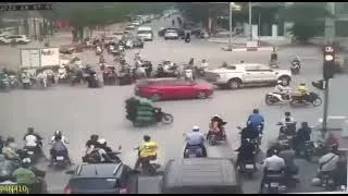 Thumbnail: Vụ ô tô tông 17 xe máy