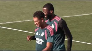 Thumbnail: Bellingham all smiles in Real Madrid training