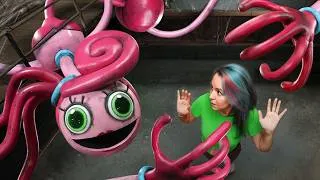 Thumbnail: We made a real MOMMY LONG LEGS Animatronic!