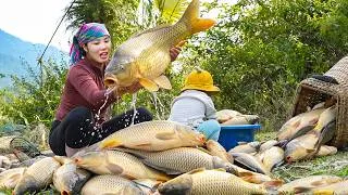 Thumbnail: Trapping fish: Duong harvested river fish with little children to sell at market
