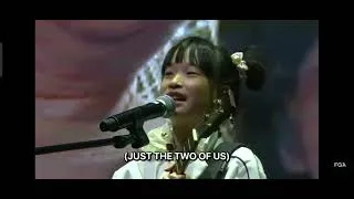 Thumbnail: 宝藏小孩ELYA HOONG NING！11岁的她抱着尤克里里，用一首歌唱尽父爱。小时候倚着的山，长大后才发现早已被岁月压弯。没说出口的感谢，都在这旋律里了