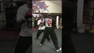 Thumbnail: Oscar de la Hoya on the mitts with Floyd mayweather Sr #boxing #boxeo #oscardelahoya