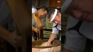 Thumbnail: Extra Fast Workers in Japan - Mochi Pounding
