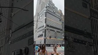 Thumbnail: Louis Vuitton Building on 5th Avenue New York City