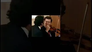 Thumbnail: Two musicians, one violin: Stars having fun backstage