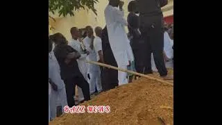 Thumbnail: ALEX EKUBO WIFE PAYS LADT RESPECT BY POURING SAND ON HIS CASKET