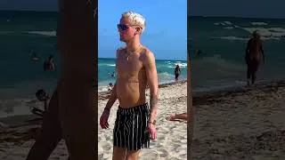 Thumbnail: 🇺🇸 Sunny day at 𝐌𝐈𝐀𝐌𝐈 𝐁𝐄𝐀𝐂𝐇 🐱 Bikini Beach walk !!
