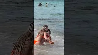 Thumbnail: 🇺🇸 Sunny day at 𝐌𝐈𝐀𝐌𝐈 𝐁𝐄𝐀𝐂𝐇 🐱 Bikini Beach walk !!