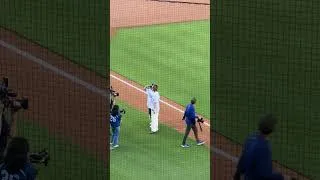Thumbnail: Dodgers News: ONE OK ROCK's Taka Throws First Pitch to Yoshinobu Yamamoto | ドジャース