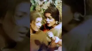Thumbnail: ये जितना ज़मीन के ऊपर है... उतना ही ज़मीन के नीचे भी है। Mother India | Nargis, Sunil Dutt #shorts