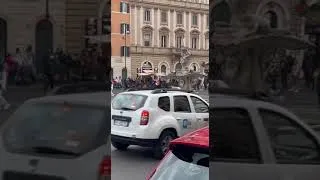Thumbnail: Roma, turista fa il bagno in pieno giorno nella Fontana del Tritone