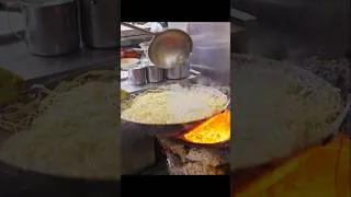 Thumbnail: 50 Year Legacy！Fried Swamp Eel Noodles_Street Food /50年老店！羅山生炒鱔魚麵,炭火生炒鱔魚 #fried_noodles #鱔魚意麵