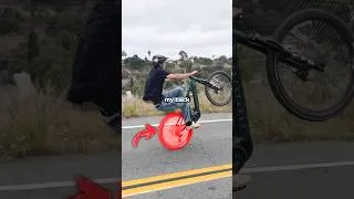Thumbnail: Mountain bike vs e-moto wheelie challenge 👀