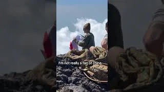 Thumbnail: A Chinese waved his flag on Fuji, but when an American showed Japan’s, he immediately ran away