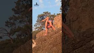 Thumbnail: Exceptional flexibility on a dangerous cliff: Defying gravity