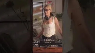 Thumbnail: How She is Mixing that House Beat #djmixing #housemusic #djtech