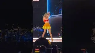 Thumbnail: Who can forget this incredible show？ - Taylor Swift - Shake it Off #music #taylorswift