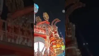 Thumbnail: Floats de Carnaval Brilhantes e Hipnotizantes em Close-Up Noturno #shorts