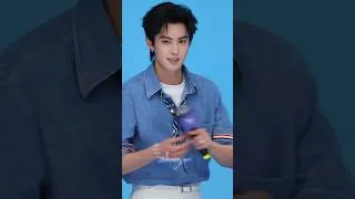 Thumbnail: Dylan Wang doing the Xu Qi'an heart gesture at the Watsons x Head & Shoulders Guangzhou Event cr 折耳根