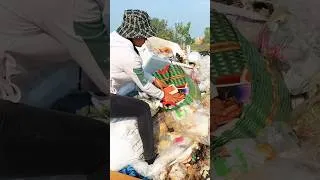 Thumbnail: 📲😍Amazing Found iPhone 17 PM & money 💵 in rubbish🤑😍📱