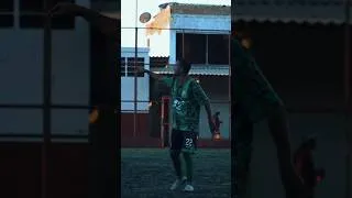 Thumbnail: "Joga a luva, goleiro!" 🧤🔥 #skills #futebol #shorts #golaço #brasil