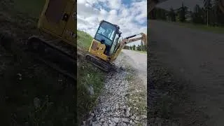 Thumbnail: CAT 301.8 im steilen Gelände