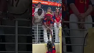 Thumbnail: Nico Williams offre sa médaille de la Coupe du monde à sa maman 🥹❤️ #shorts #nicowilliams #messi