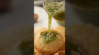 Thumbnail: एक Bite लेते ही मुंह में Flavor Blast! 🤤🔥 ये पानीपुरी इतनी Tempting क्यों है? 👀 #Shorts