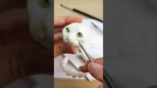 Thumbnail: 正在雕塑肖像小貓的臉部。我會在每一件作品中融入牠的性格與情緒，並盡量讓作品與參考照片中的樣子保持最接近。 #handmade #skulpture #貓眼觀察室