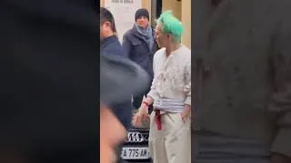 Thumbnail: G-DRAGON smokes on the streets of Paris
