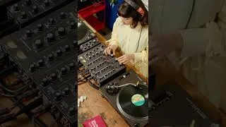 Thumbnail: Si te quieres divertir… prepárate pa’ sudar. Colombian salsa, romantic heat courtesy of LAFLOR.