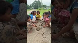 Thumbnail: ଆଜି ବି ଗାଁ ରାସ୍ତାରେ ପିଲାମାନଙ୍କୁ ମାଟି ସହ ଖେଳୁଥିବା ଦେଖିଲେ, ମନ ଅଜାଣତେ ଫେରିଯାଏ ସେହି ପିଲାଦିନକୁ...