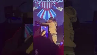 Thumbnail: Shyne brings out Juelz Santana at Kings Theatre