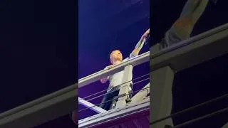 Thumbnail: How does ED SHEERAN travel between stages? #shorts