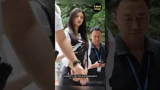 Thumbnail: The way Danielle and Minji handle these reporters with professionalism by giving them smile & bowing