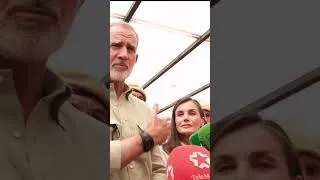 Thumbnail: Letizia se aburre mientras Felipe habla en la zona de los incendios y se pone a CUCHICHEAR