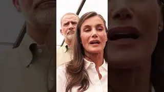 Thumbnail: Letizia PRESENTA EL TELEDIARIO y manda mensaje a afectados por incendios.Se coloca delante del rey