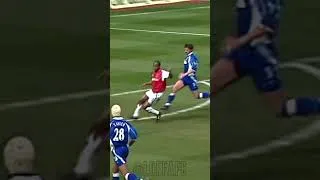 Thumbnail: Sylvain Wiltord pretty bar-down goal vs Everton 🎯 | 2001