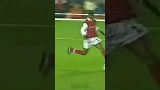 Thumbnail: Kanu - Mind Tricking goalkeepers 🪄 | 1999/2000