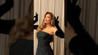 Thumbnail: KAROL G POSANDO PARA LA CÁMARA EN LA PREMIER DE NETFLIX EN MEDELLÍN 😱❤️