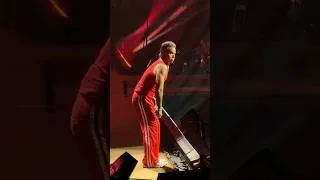 Thumbnail: HE COULDN’T SING THIS LINE - ROBBIE WILLIAMS LIVE IN MANCHESTER @madeline06 #shorts #tour #concert