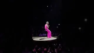 Thumbnail: SHES THE ONE - ROBBIE WILLIAMS LIVE IN MANCHESTER @madeline06 #shorts #robbiewilliams #tour #music